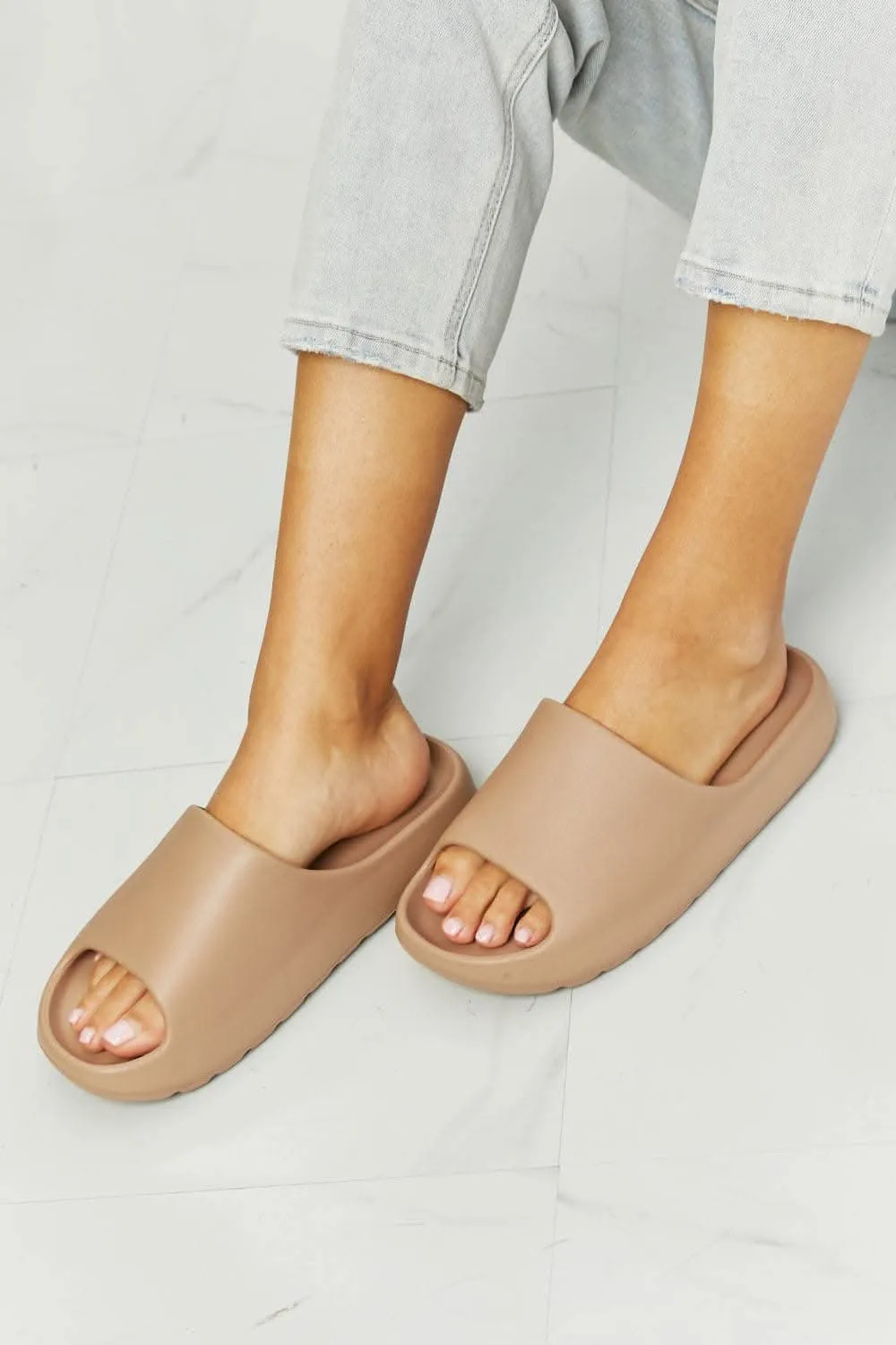 Nook Joi beige comfort slides